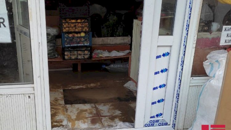    Badamdarda su xətti partlayıb, həyətləri və marketi su basdı - Fotolar   