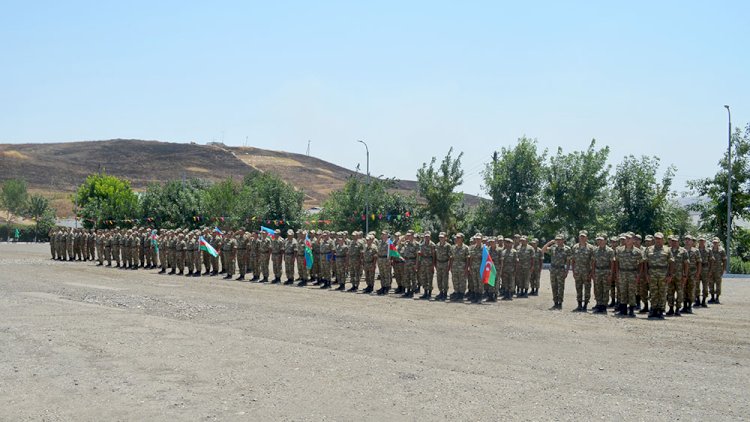    Ehtiyata buraxılan hərbçilərin yola salınması mərasimi keçirilib   