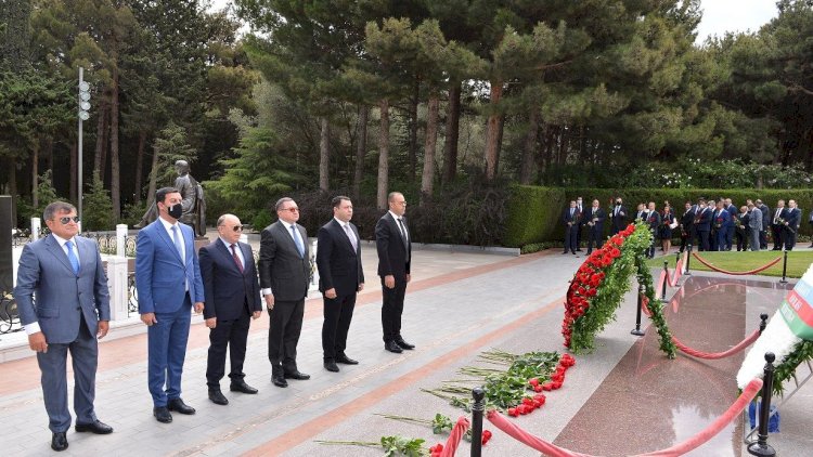    XİN-nin rəhbərliyi Fəxri xiyaban və Şəhidlər xiyabanını ziyarət etdi   