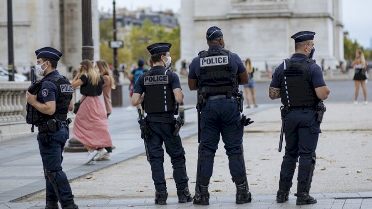    Parisdə bıçaqlı şəxs turisti bıçaqladı   
