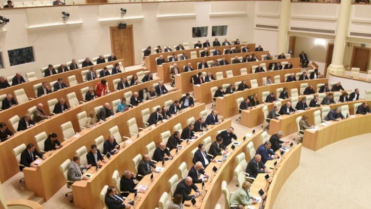    Parlament binasına HÜCUM: Deputatlarla görüş tələb olunur -   VİDEO