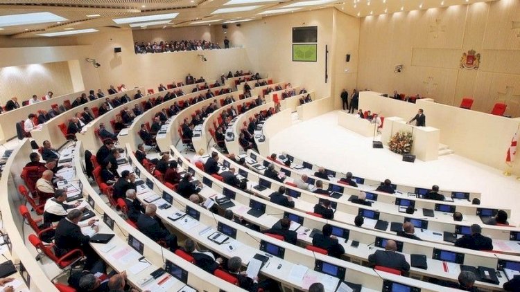    Parlamentdə insident baş verdi   