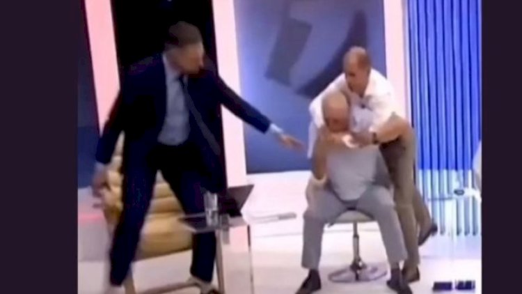    Canlı yayımda prezidentin müşaviri sabiq Daxili işlər nazirini döydü - Video   