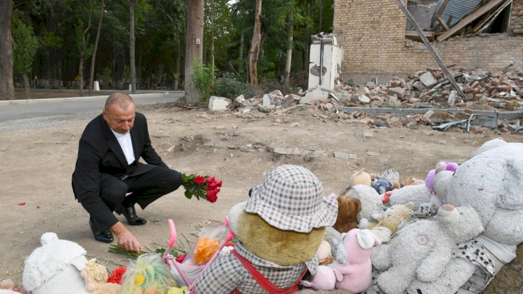    İlham Əliyev Gəncədə Ermənistanın raket hücumlarının səbəb olduğu cinayət səhnələri ilə tanış oldu - Fotolar   