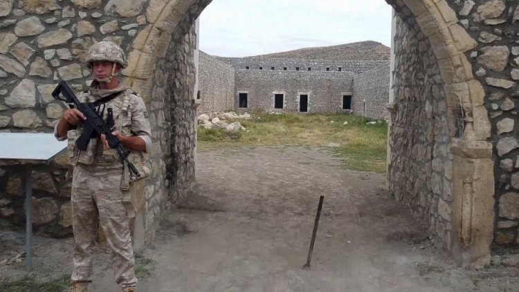    Sülhməramlılar erməni zəvvarlara cangüdənlik edir   