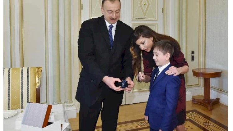    6 il öncə dövlət başçısının Gəncə səfərində məşhurlaşan Ümiddən xəbər var   - Fotolar