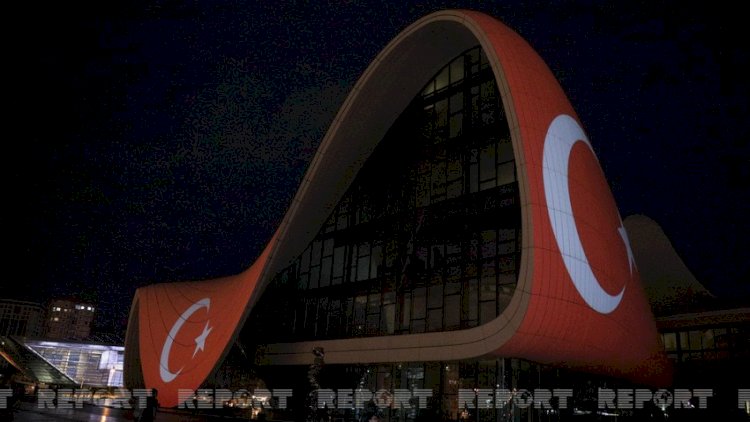    Heydər Əliyev Mərkəzinin üzərinə Türkiyənin bayrağı videoproyeksiya olundu - Fotolar   
