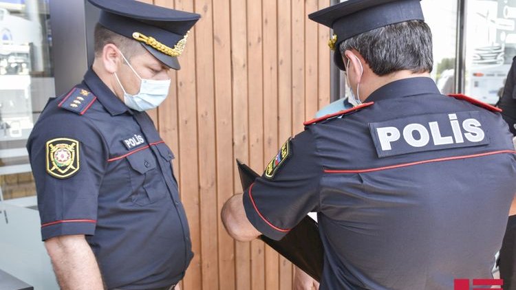    Polisi təhqir edən vəzifəli şəxs işdən çıxarıldı   