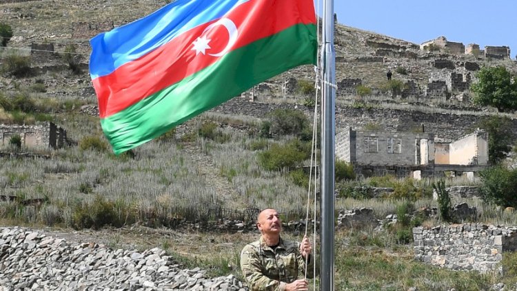   İlham Əliyev Kəlbəcərdə dövlət bayrağını ucaltdı - Video   