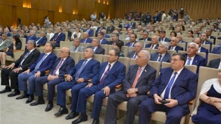    “Dəlmə-deşikdən qohumlarını tapıb çıxardılar və onlara vəzifə verdilər“   - Xalq artisti
