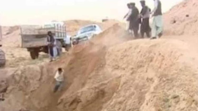   “Taliban“ öldürdüyü əfqanların cəsədlərini çuxurlara doldurur   - Foto