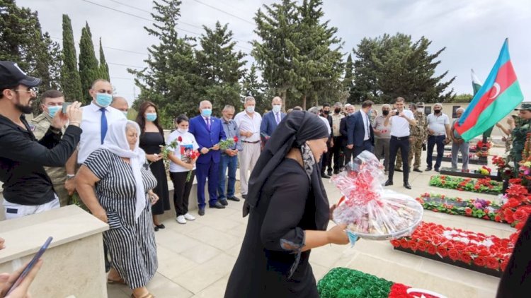    Suraxanıda şəhid doğum günündə məzarı başında anıldı   - Fotolar