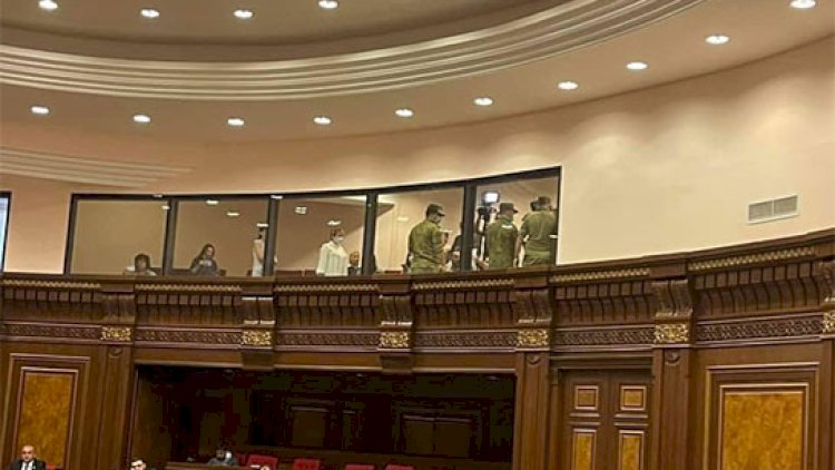    Ermənistan parlamentində jurnalistlərin etiraz aksiyası   