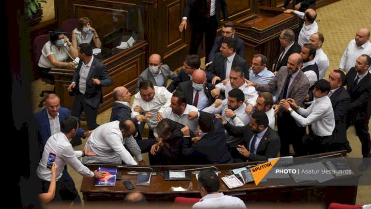    İdmançı deputatları ələ saldı: “Rinqi parlamentə köçürüblər”   