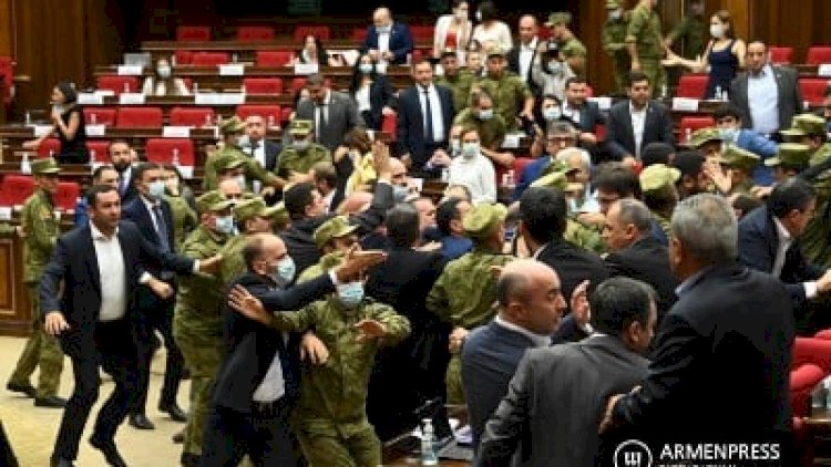    Paşinyanın deputatları qorxudan cangüdənlə gəzir   