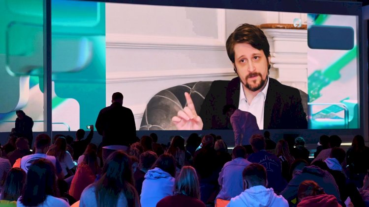    10 ildir Rusiyada yaşayan Snouden marafonda peyda oldu   