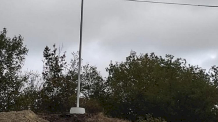    Əskiparada bayraq dirəyi qaldırıldı - Foto   