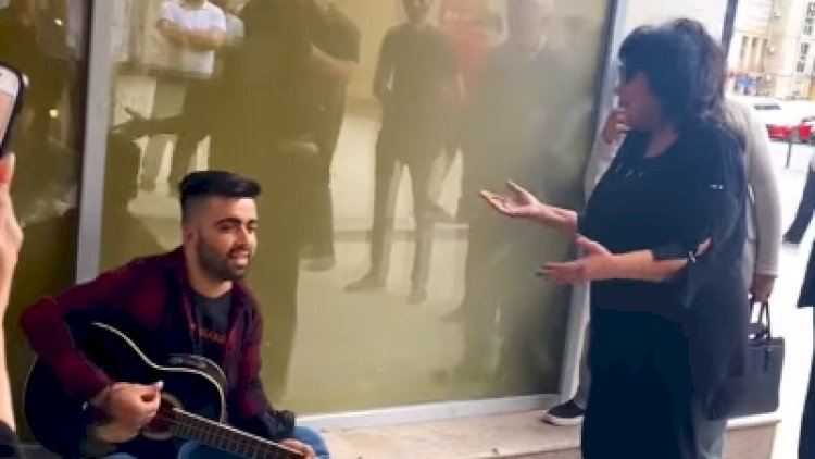    Flora Kərimova küçədə mahnı oxudu   - Video