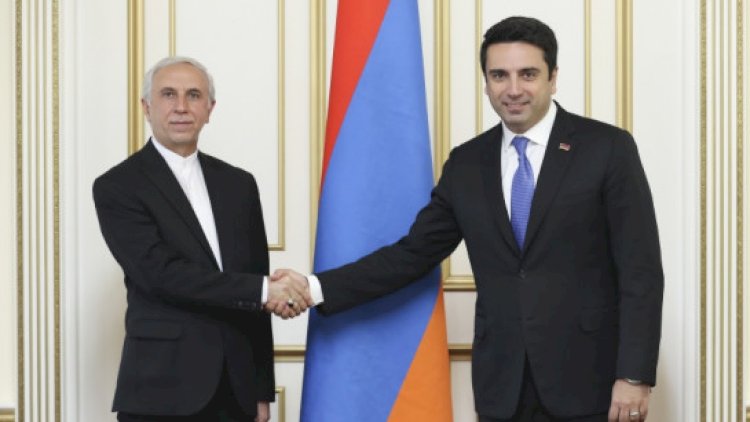    İran səfiri parlamentə gəldi   