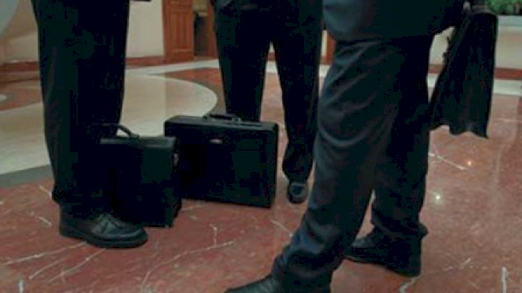    “İki nazir bir-biri ilə çəkişirsə, deməli, onlardan ya biri, ya da hər ikisi Prezidenti dəstəkləmir”   