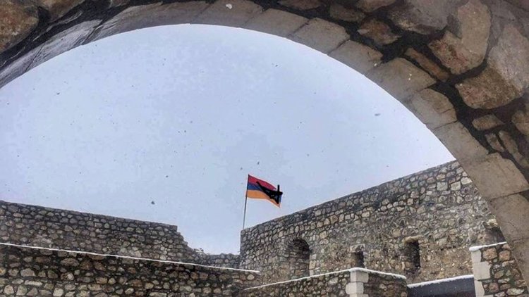    Rus generalı məbədimizin üzərinə Ermənistan bayrağının asılmasını əmr edib   