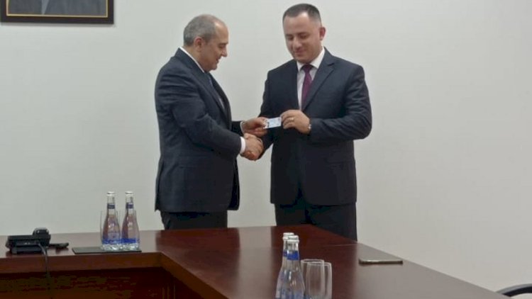    Sabiq partiya sədrinə YAP-ın üzvlük vəsiqəsi verildi - Foto   