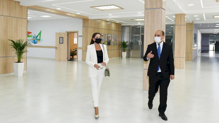    Mehriban Əliyeva Binədə yeni inşa edilən məktəbdə   - Fotolar