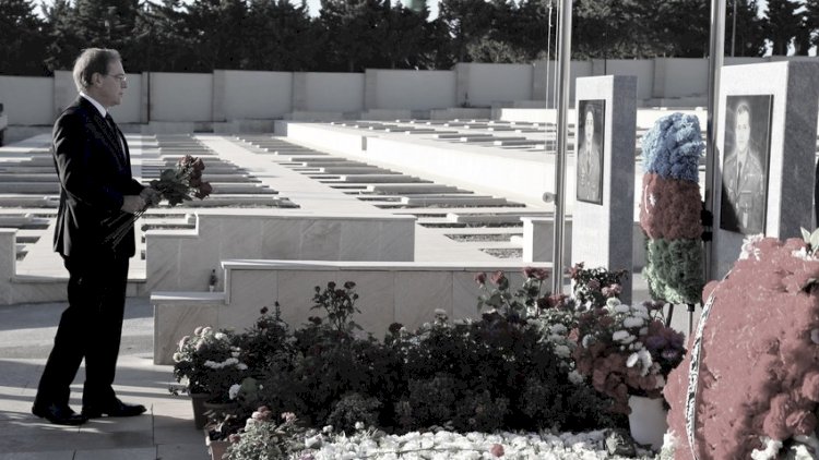    ABŞ səfiri şəhidlərimizin hüzurunda - Foto   