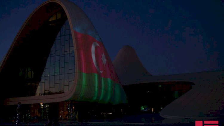    Anım Günü münasibətilə Bakıda bəzi binalarda Azərbaycan bayrağı əks olundu - Fotolar   