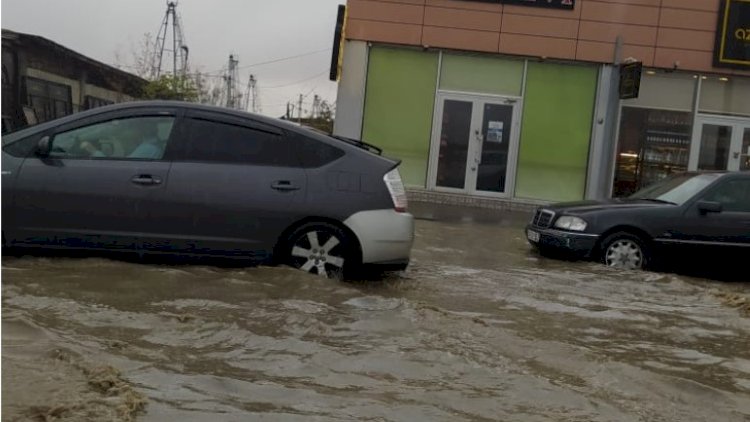    Bakıda yolları su basdı - Video   