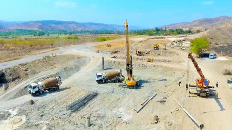    Xudafərin-Qubadlı-Laçın və Xanlıq-Qubadlı avtomobil yollarının inşası sürətlə davam etdirilir - Fotolar   