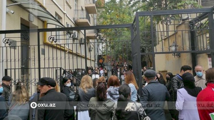    COVID-19 pasportunun yoxlanılması universitetlərdə sıxlıq yaratdı - FOTO   