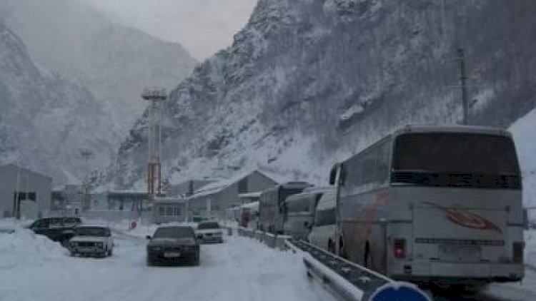    Gürcüstan-Rusiya sərhəddində yük maşınlarının hərəkəti dayandırıldı   