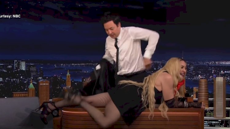    Madonna efirdə biabırçı hərəkəti ilə gündəmə gəldi - Video   