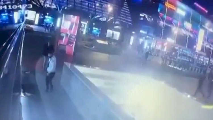    Moskvada dəhşətli hadisə: Kişi qadını avtobusun altına atdı   