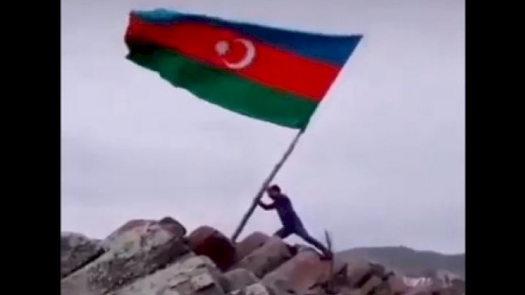    Tehrana etiraz olaraq İrandakı dağa Azərbaycan bayrağı sancıldı - Video   