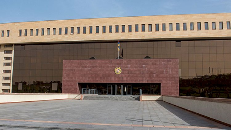    Ermənistanda nazirlik rəsmisi hərbi hissəni satıb   