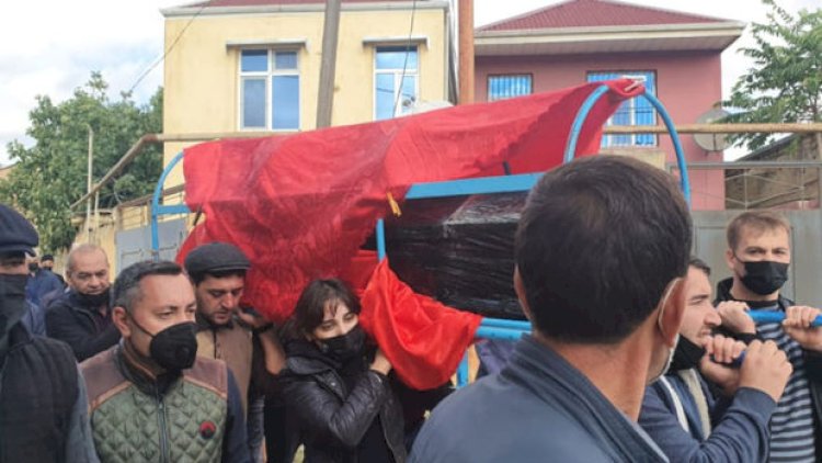    Koronavirusdan vəfat edən jurnalist dəfn olundu - Foto   