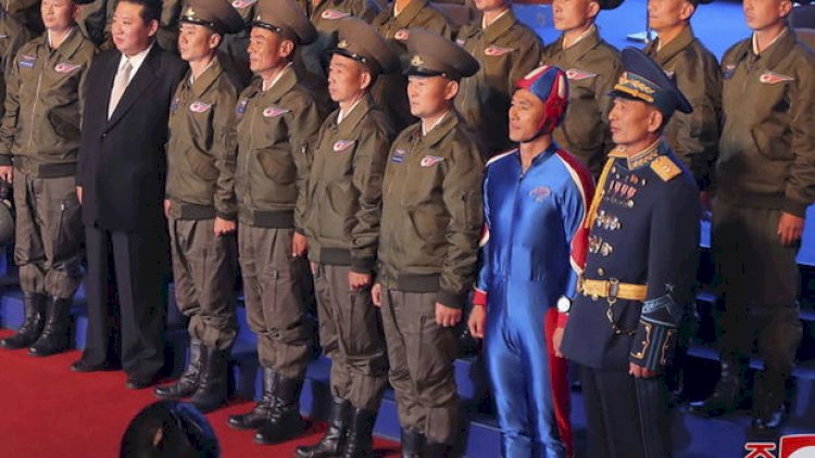    Kim Çen Inın yanında görünən “Şimali koreyalı Kapitan Amerika” - Foto   