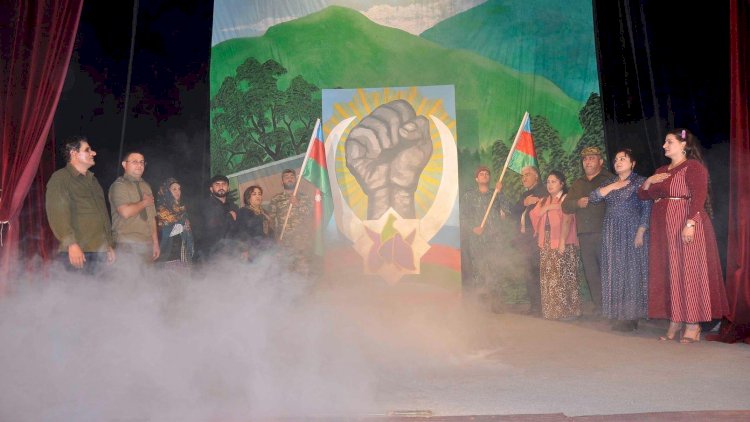    Ağdam teatrı yeni mövsümün ilk tamaşasını hərbçilər üçün təqdim etdi - Fotolar   