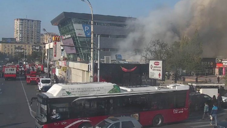   “Metro City“ ticarət mərkəzində yanğın   