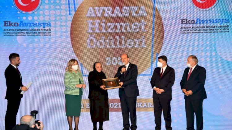    Kıbrısın prezidenti Polad Həşimovun anasına ödül verdi   