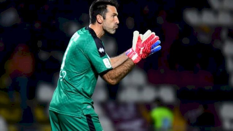    43 yaşlı Buffon bunu da etdi   