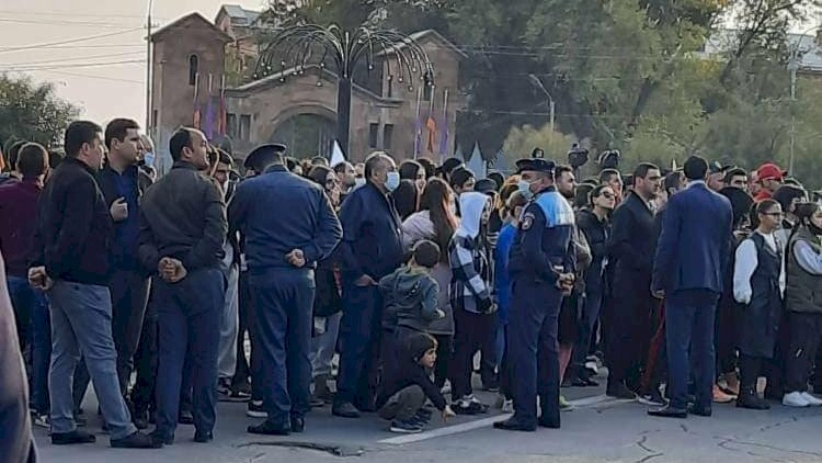    İrəvanda aksiyalar: Paşinyanın müxalifləri hərəkətə keçdi   