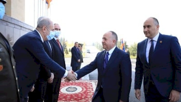   Gürcü hərbi nazir İrəvana gəldi   