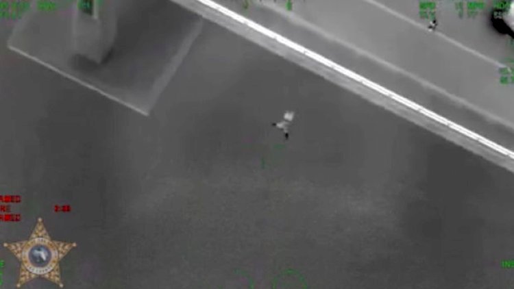    Polislərin təqibindən qaçan şəxs özünü körpüdən çaya atdı - Video   