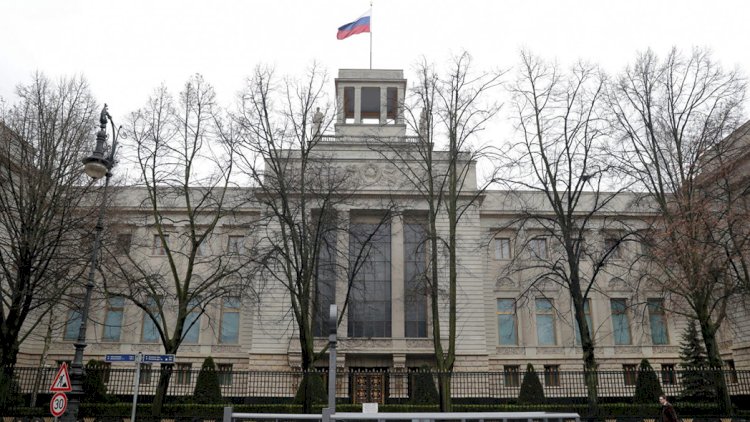    Səfirliyin qarşısında rus diplomatın meyiti tapıldı   