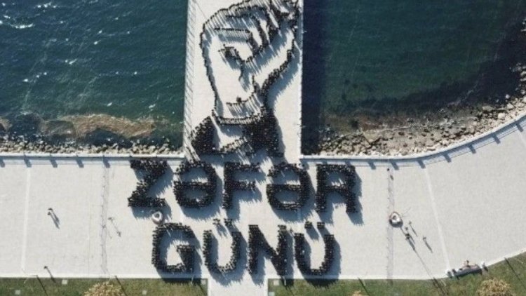    Zəfər Günü ilə bağlı maraqlı fləşmob - Foto   