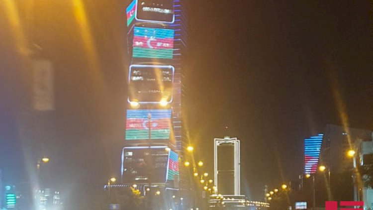    Bakıda bəzi binalar Azərbaycan bayrağı ilə işıqlandırıldı - Fotolar   