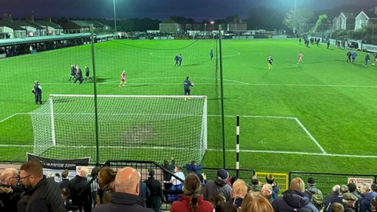    Oyun zamanı stadionun işıqları söndü, problemi futbolçu həll etdi - Foto   
